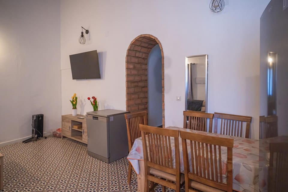 Communal lounge/ TV room, TV and multimedia, Kitchen or kitchenette, Living room, Seating area, Dining area, Evening entertainment, oven