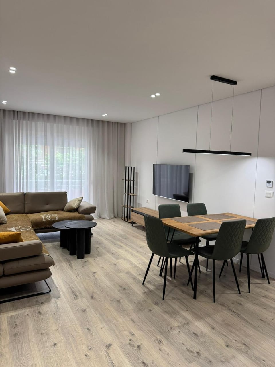 Communal lounge/ TV room, TV and multimedia, Living room, Seating area, Dining area
