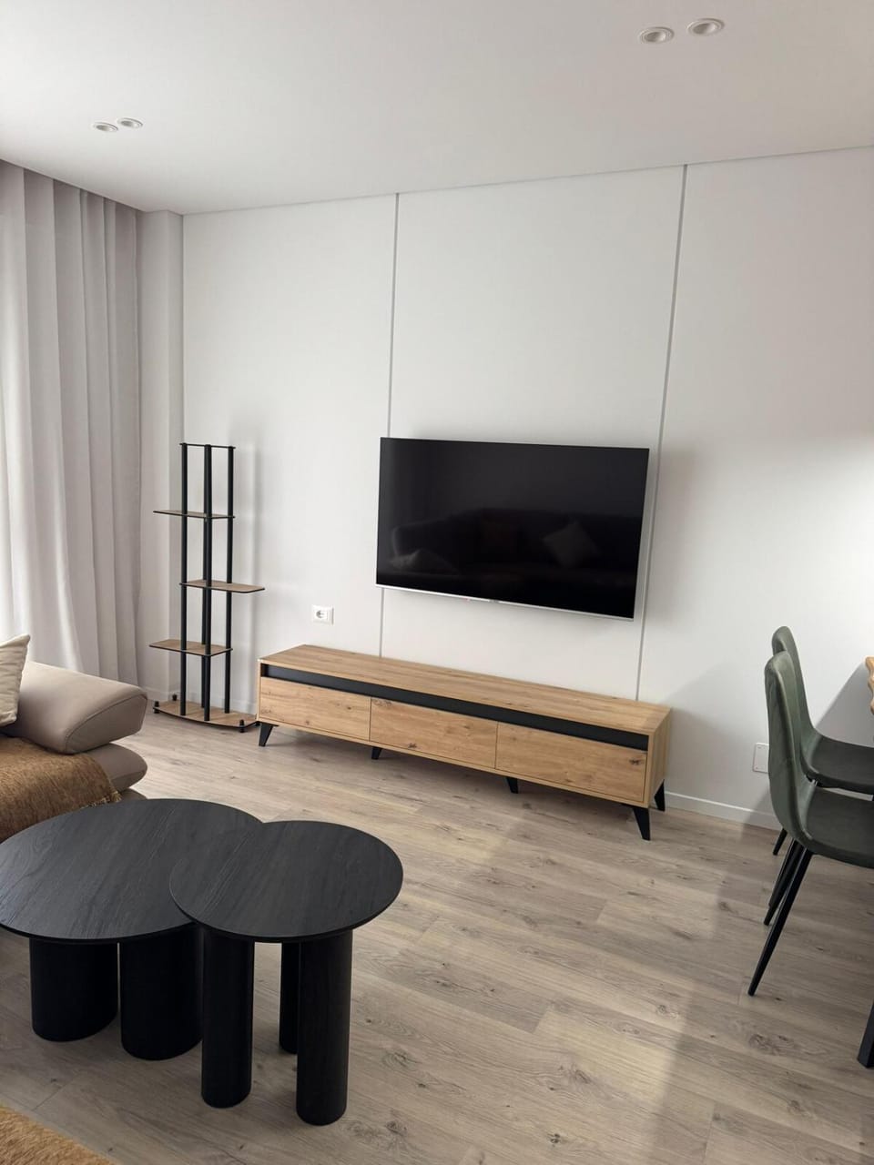 Communal lounge/ TV room, TV and multimedia, Living room, Seating area, Evening entertainment