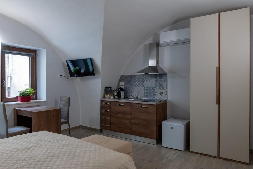 Kitchen or kitchenette, kitchen