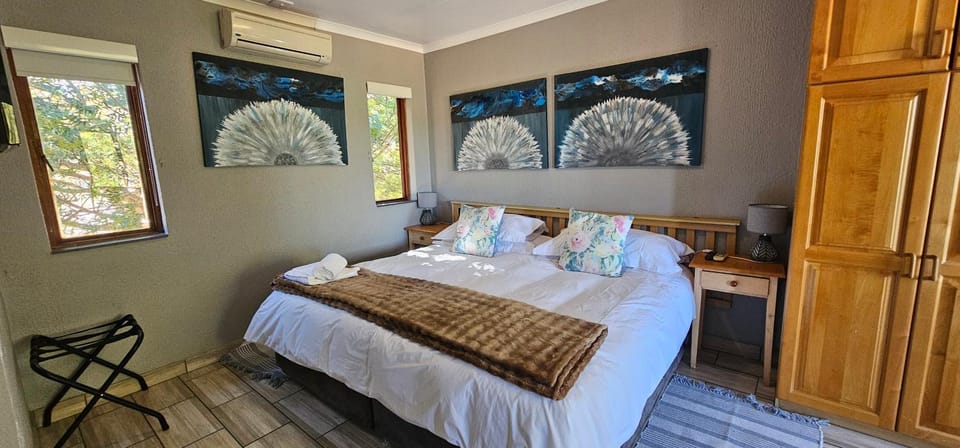Bed, Photo of the whole room, towels, air conditioner