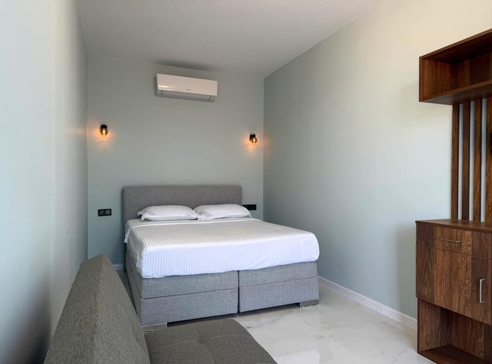Bed, Photo of the whole room, Bedroom, air conditioner