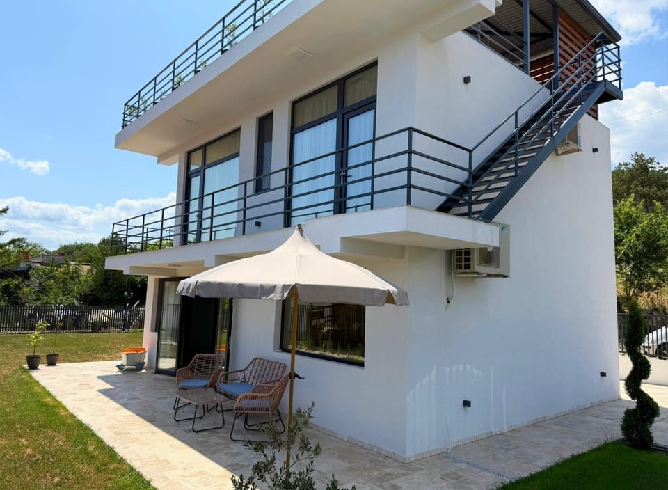 Property building, Patio, Day, Summer, Garden, View (from property/room), Balcony/Terrace