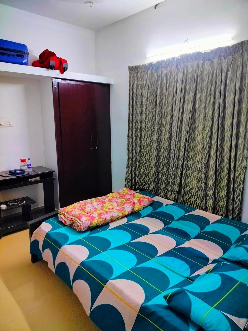 Photo of the whole room, Bedroom