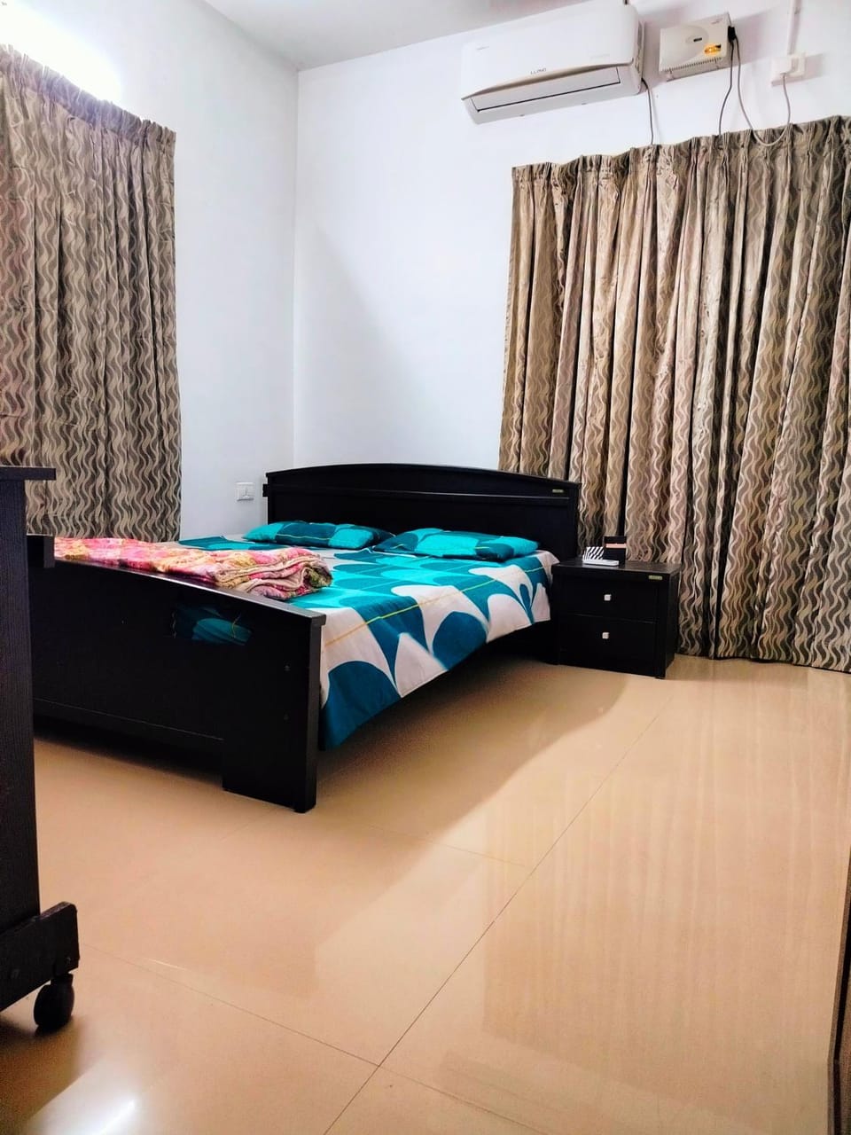 Photo of the whole room, Bedroom