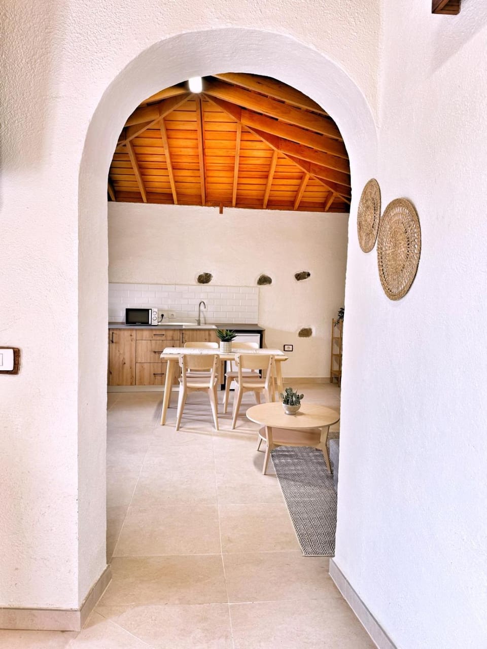 Kitchen or kitchenette, Living room, Seating area, Dining area