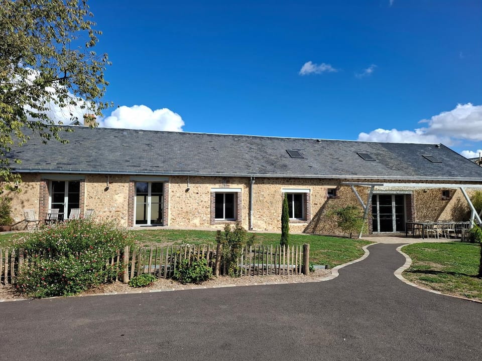 Property building, Garden, Parking