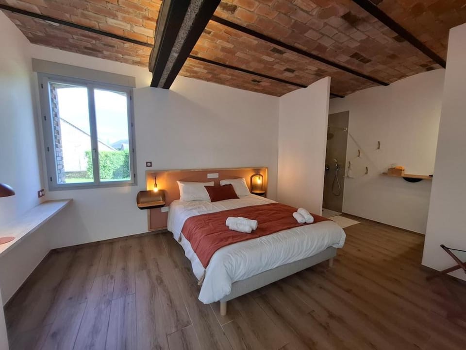 Bed, Photo of the whole room, Bedroom, acessibility