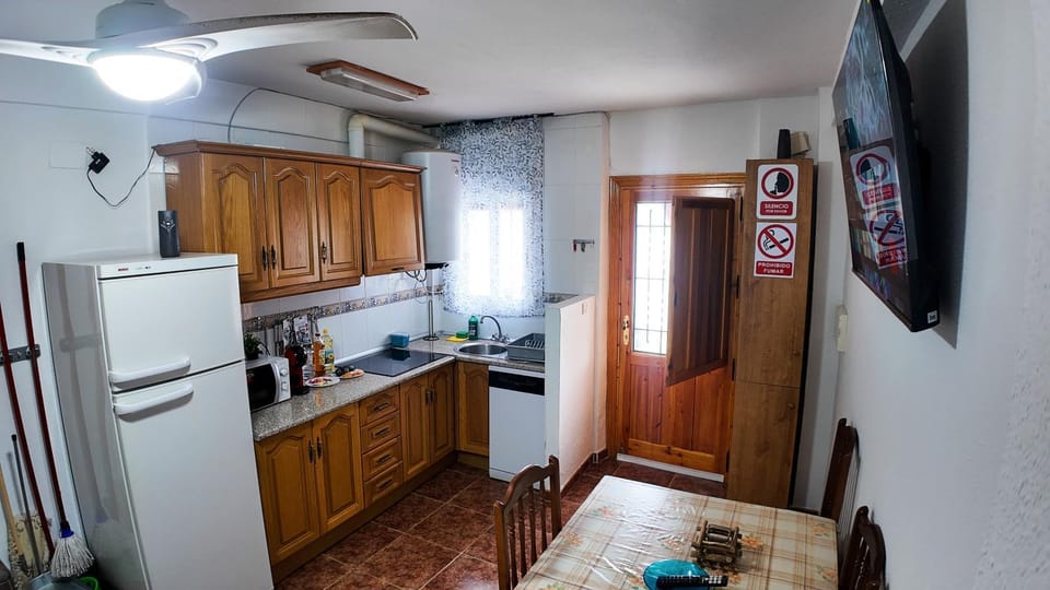 TV and multimedia, Dining area, dishwasher, oven, pet friendly, stove