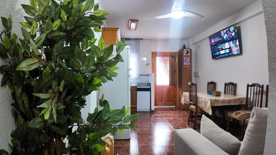 Communal lounge/ TV room, TV and multimedia, Kitchen or kitchenette, Living room, Seating area, Dining area, Evening entertainment