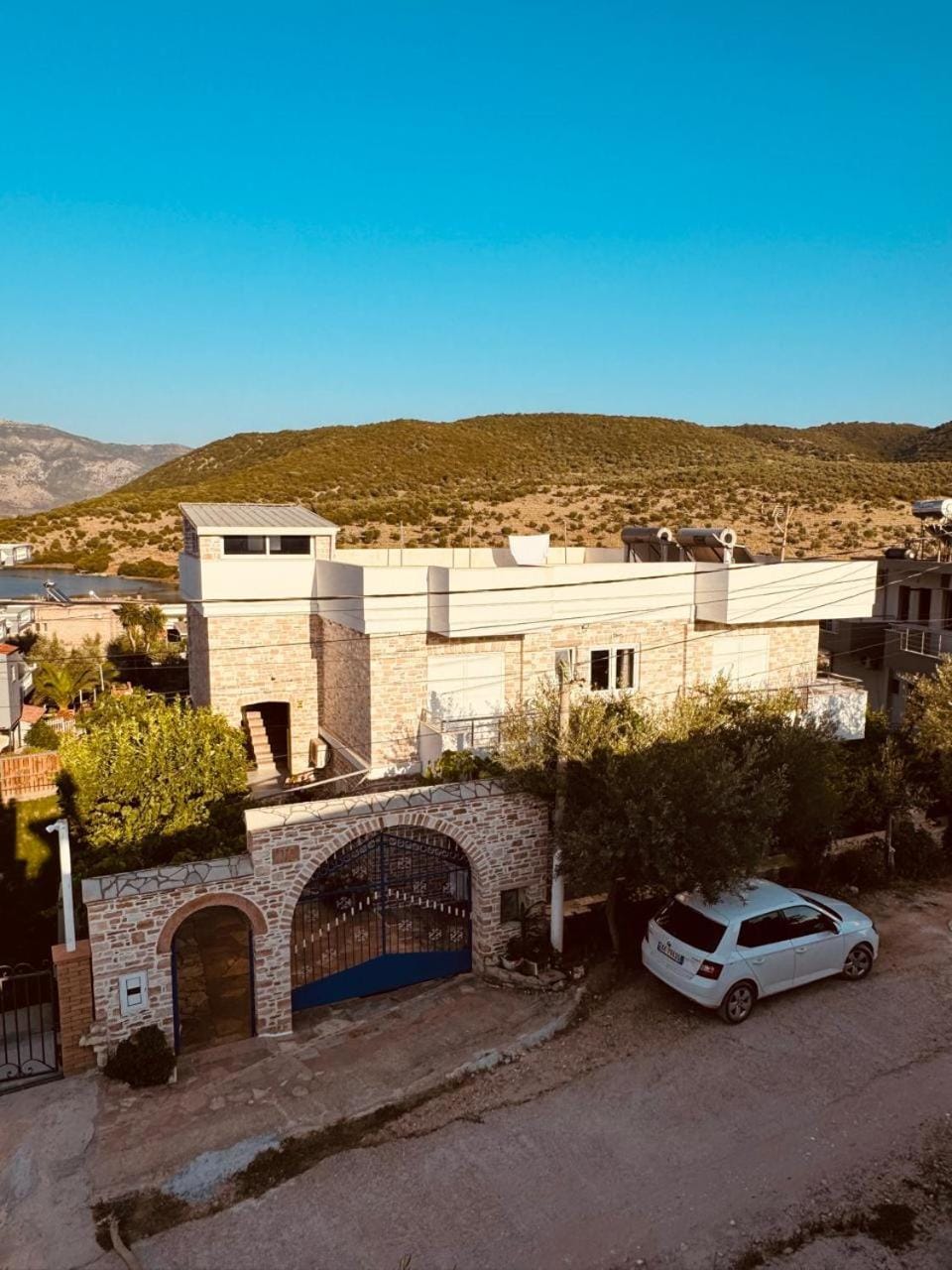 Property building, Day, Neighbourhood, Natural landscape, City view, Lake view, Mountain view, Street view, Location, Parking