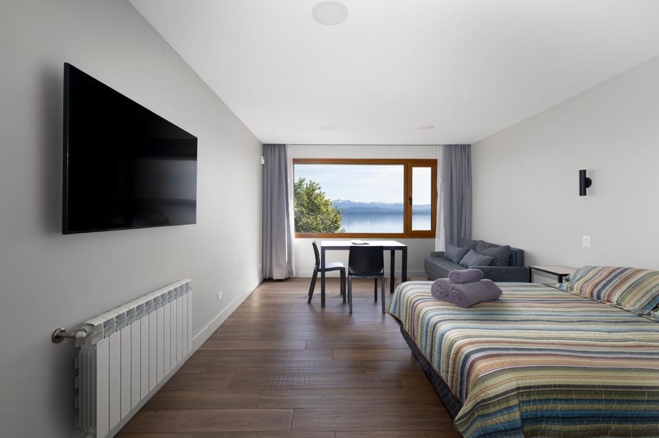 Bed, TV and multimedia, Living room, Photo of the whole room, Bedroom, internet