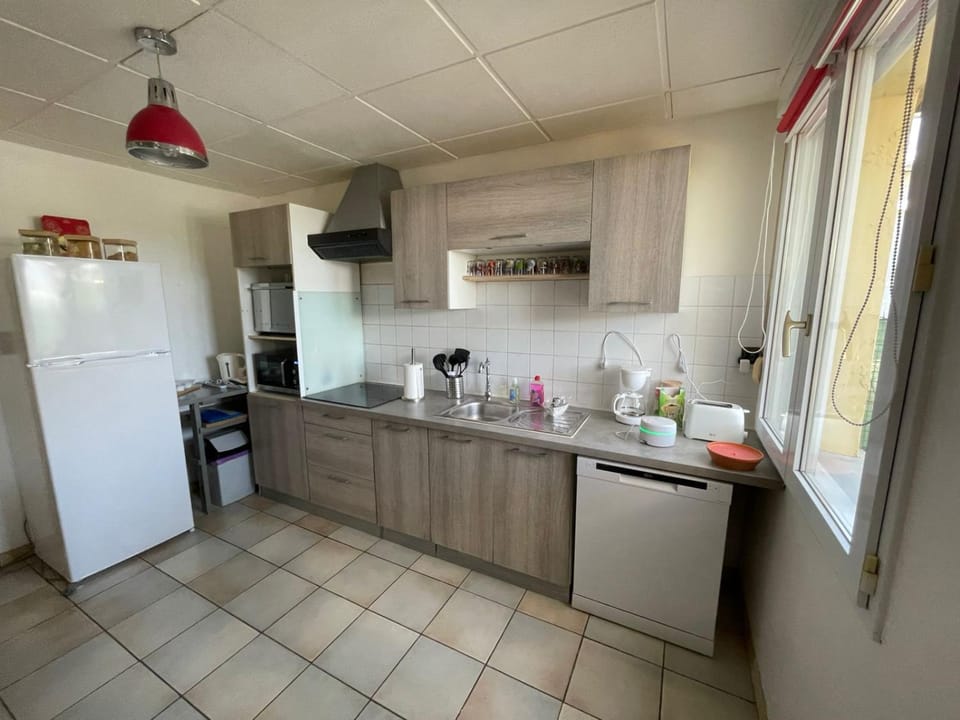 Coffee/tea facilities, Kitchen or kitchenette, dishwasher, oven, stove, toaster