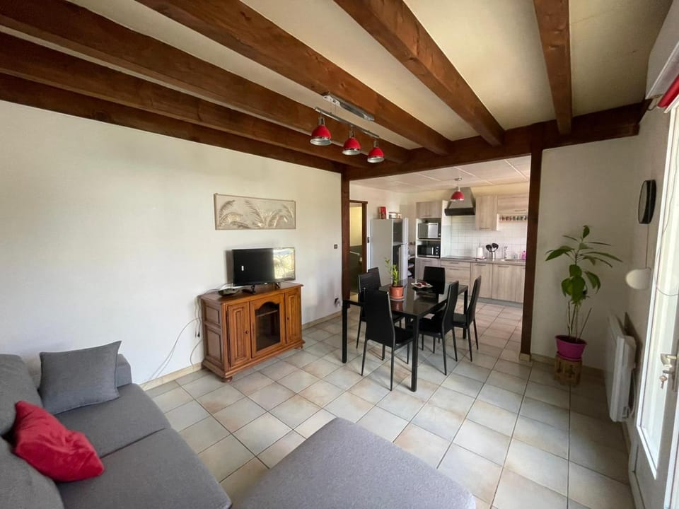 TV and multimedia, Kitchen or kitchenette, Living room, Seating area, Dining area, pet friendly, stove