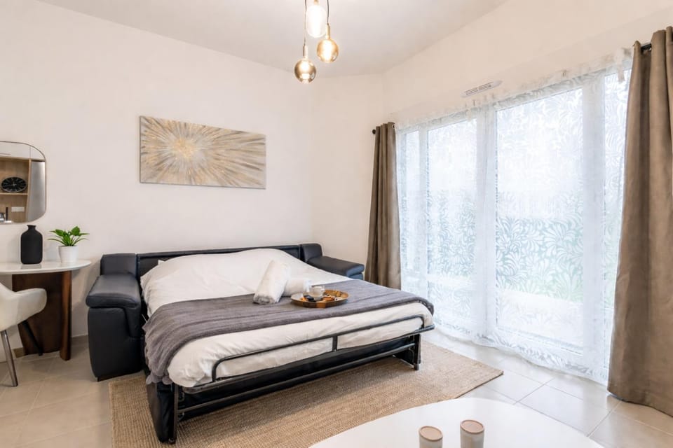 Bed, Living room