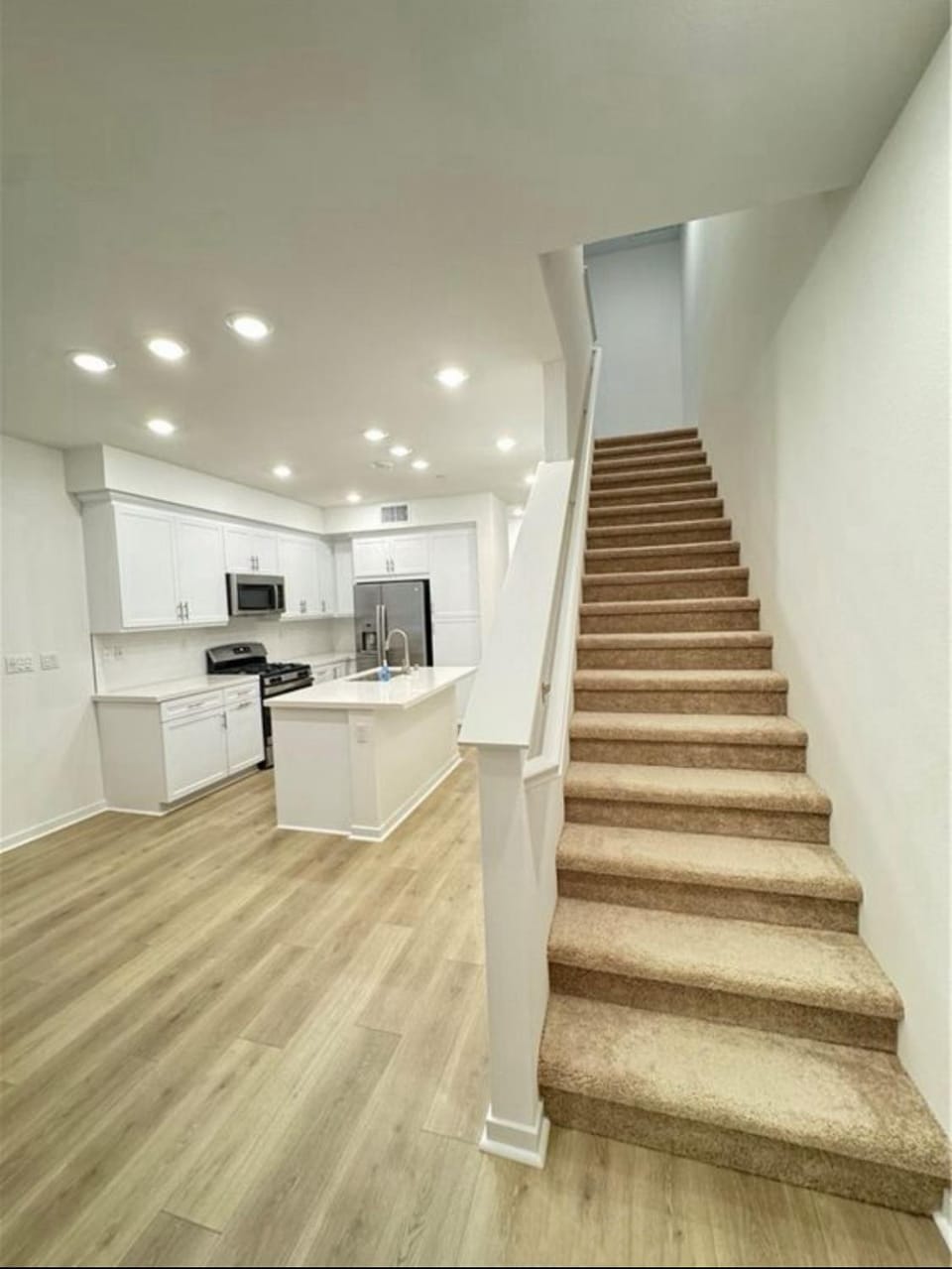 Kitchen or kitchenette, minibar