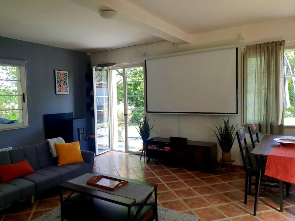 TV and multimedia, Living room, Seating area, Dining area