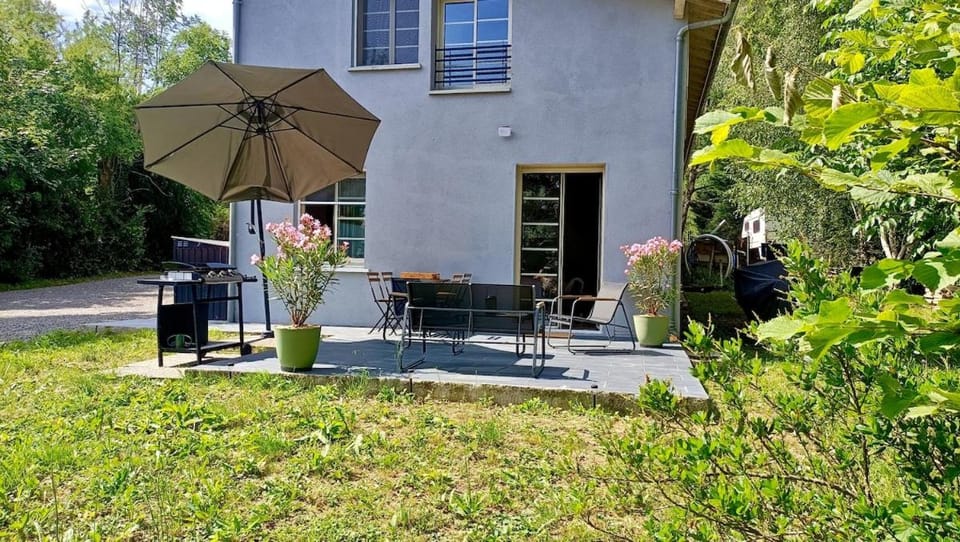 Property building, Patio, Spring, Day, Garden, Dining area, Garden view