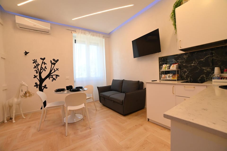 Communal lounge/ TV room, TV and multimedia, Kitchen or kitchenette, Living room, Seating area, Dining area, Evening entertainment, minibar, air conditioner