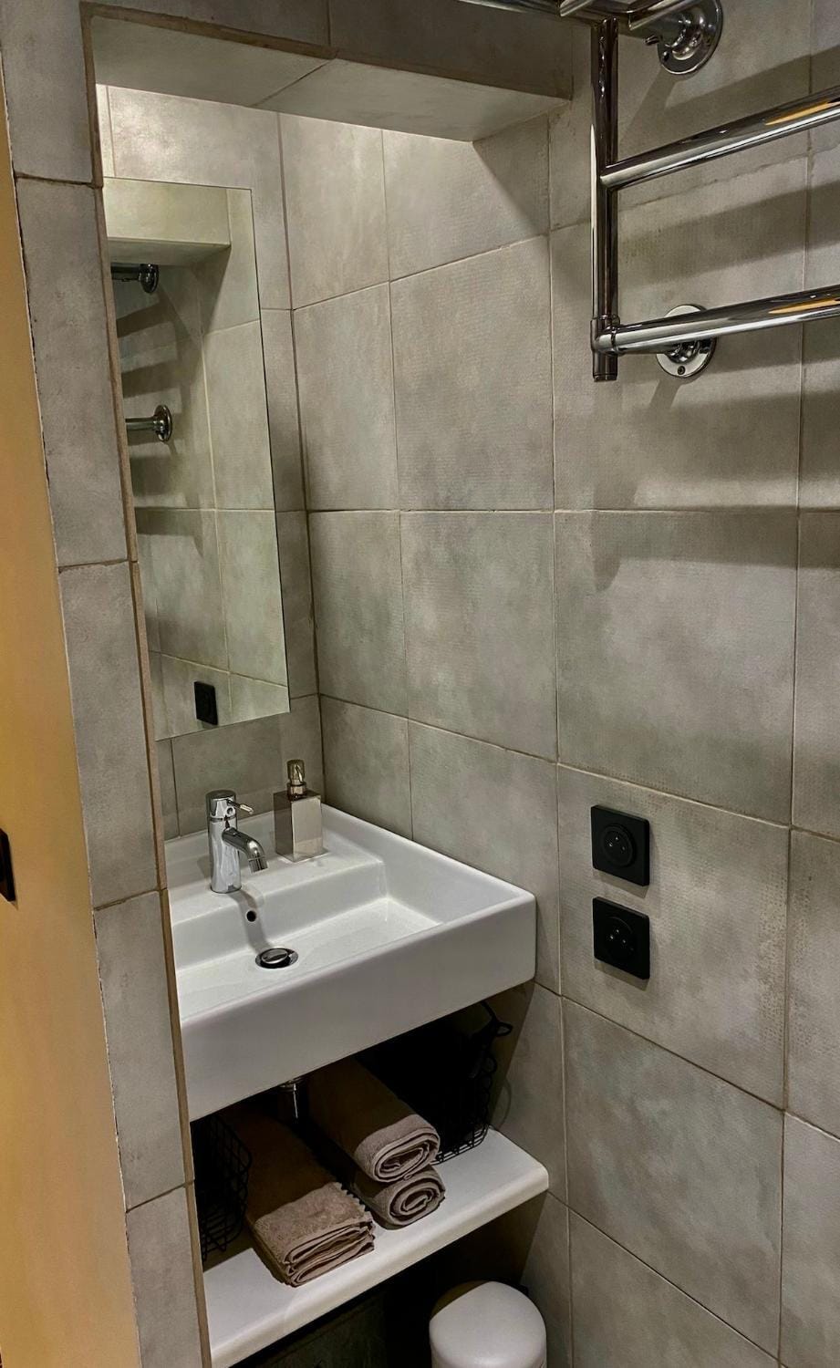 Bathroom, towels