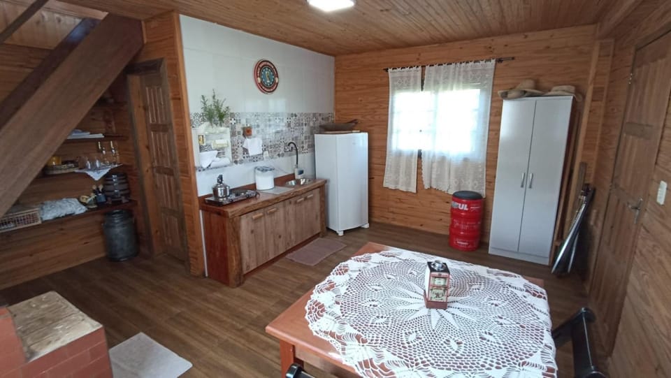 Kitchen or kitchenette, Dining area, stove