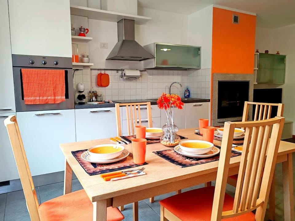 Kitchen or kitchenette, Dining area