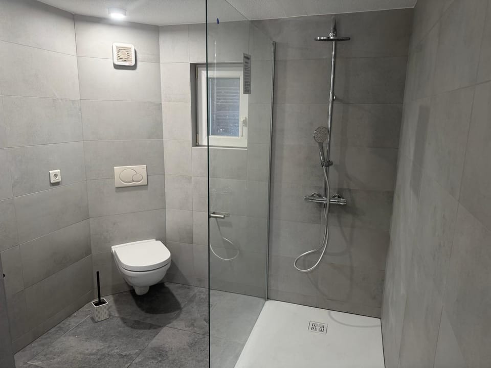 Shower, Toilet