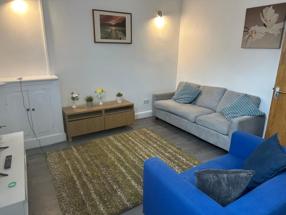 Cosy 4 Bedroom Walsall House - Free WiFi & Parking Apartment in Walsall