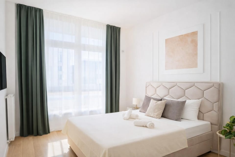 Bed, Photo of the whole room, Bedroom, towels