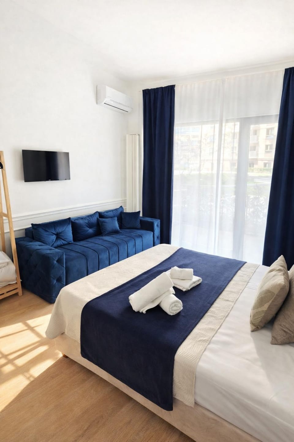 Bed, TV and multimedia, Photo of the whole room, Bedroom, towels, air conditioner