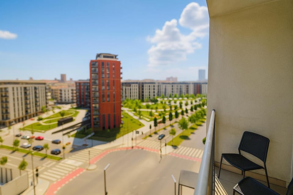 Property building, Communal lounge/ TV room, Day, Neighbourhood, Evening entertainment, City view, Street view, Location, Parking