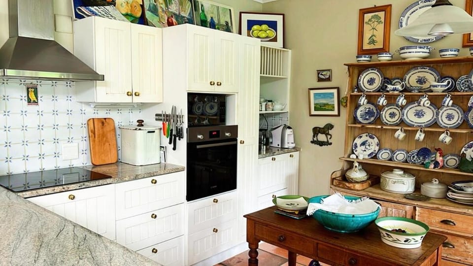 Coffee/tea facilities, Kitchen or kitchenette, oven, stove