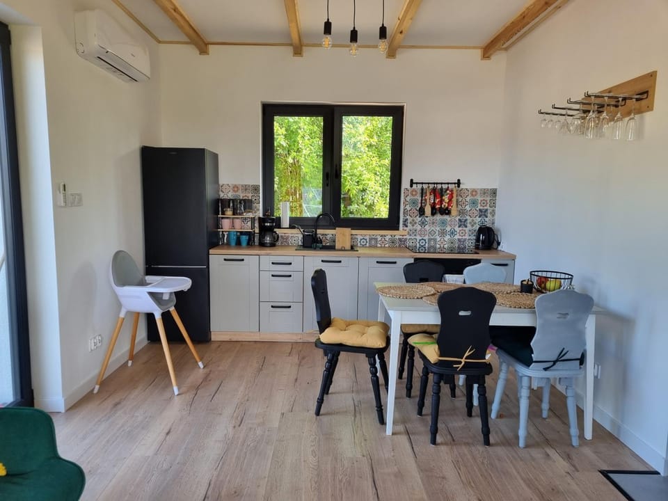 Kitchen or kitchenette, Dining area, minibar, oven, stove