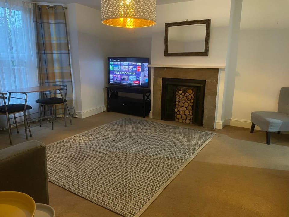 Communal lounge/ TV room, TV and multimedia, Living room, Seating area, Evening entertainment