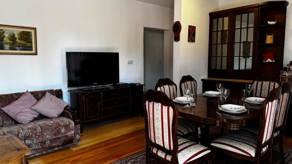 TV and multimedia, Living room, Seating area, Dining area