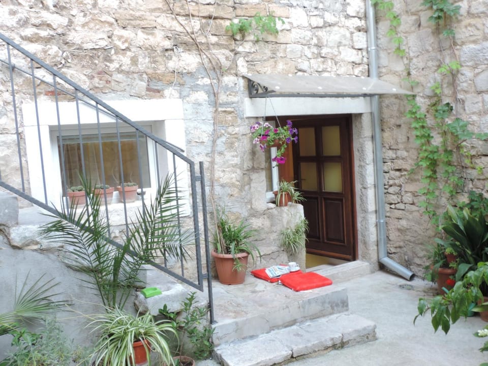 Facade/entrance, Food close-up, Balcony/Terrace, Food, Drinks, Alcoholic drinks, Non alcoholic drinks