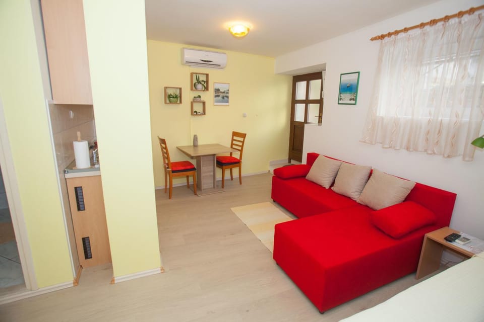 Communal lounge/ TV room, Bed, Food close-up, Food, Drinks, Alcoholic drinks, Non alcoholic drinks