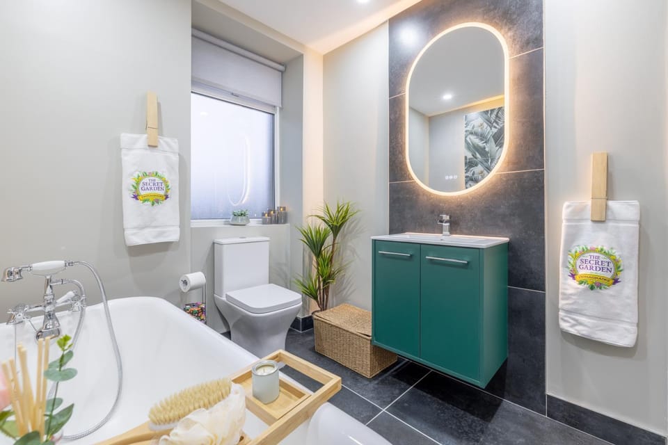 Shower, Toilet, Bathroom, Bath, towels