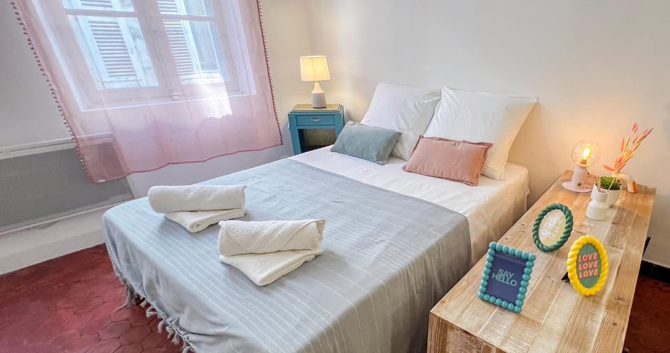 Bed, Photo of the whole room, Bedroom, towels