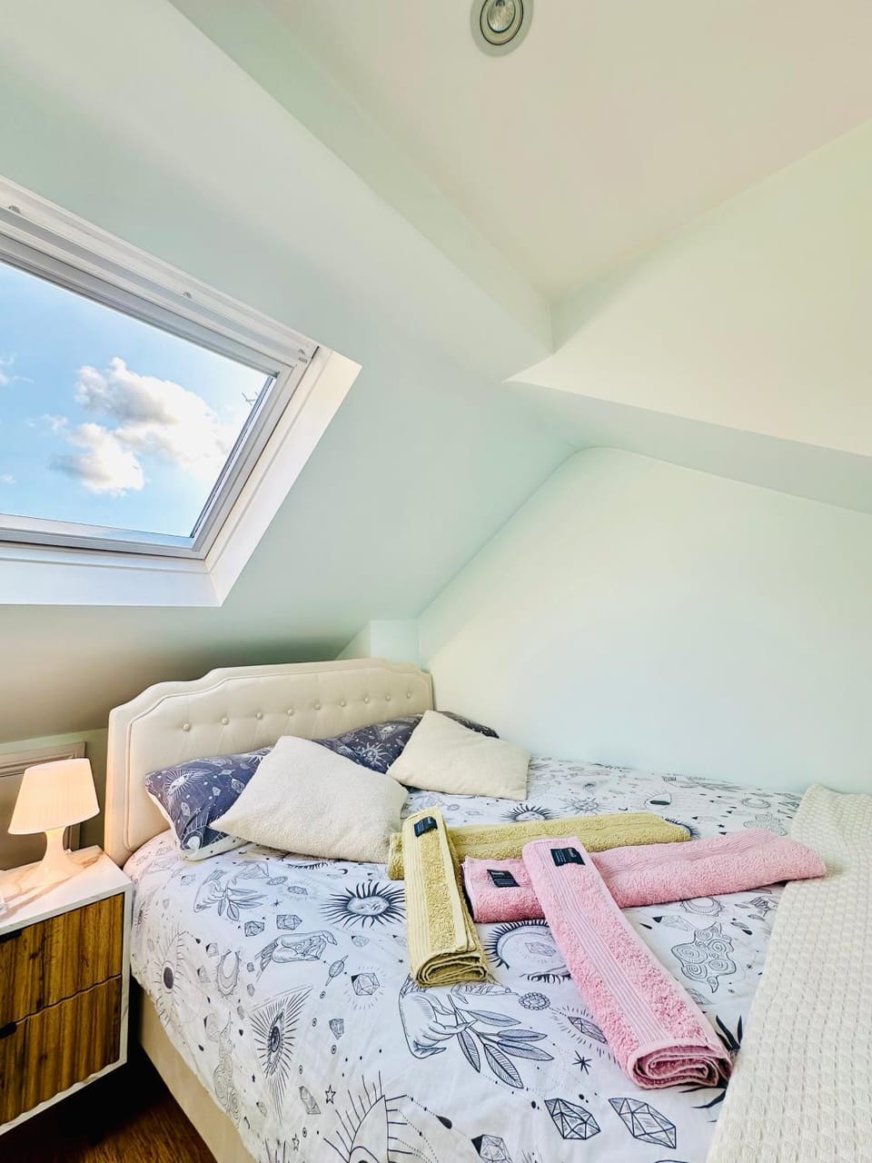 Bed, Bedroom, towels