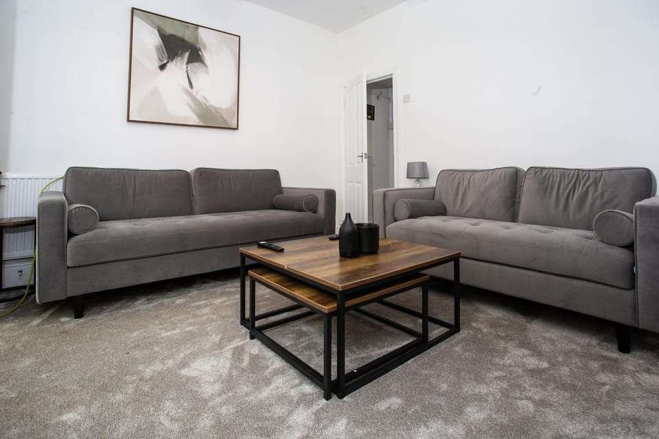 Modern 4BR Home in Dudley Apartment in Stourbridge