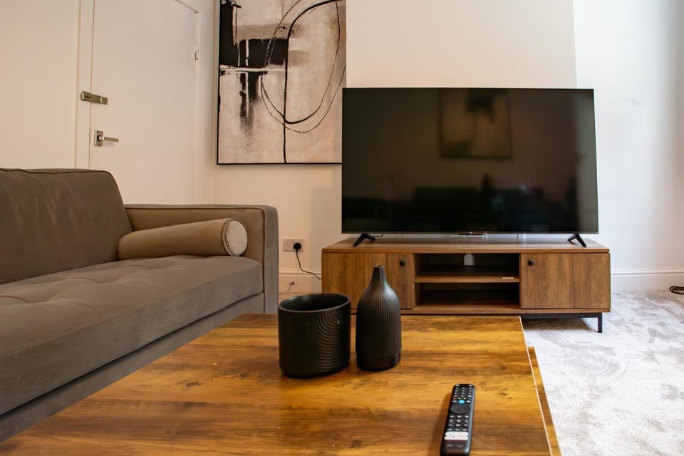 Modern 4BR Home in Dudley Apartment in Stourbridge