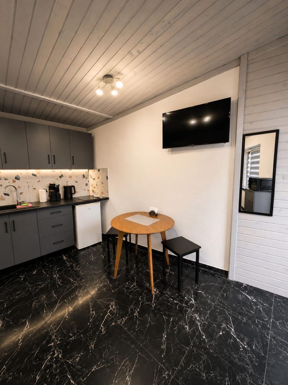 Kitchen or kitchenette, Dining area