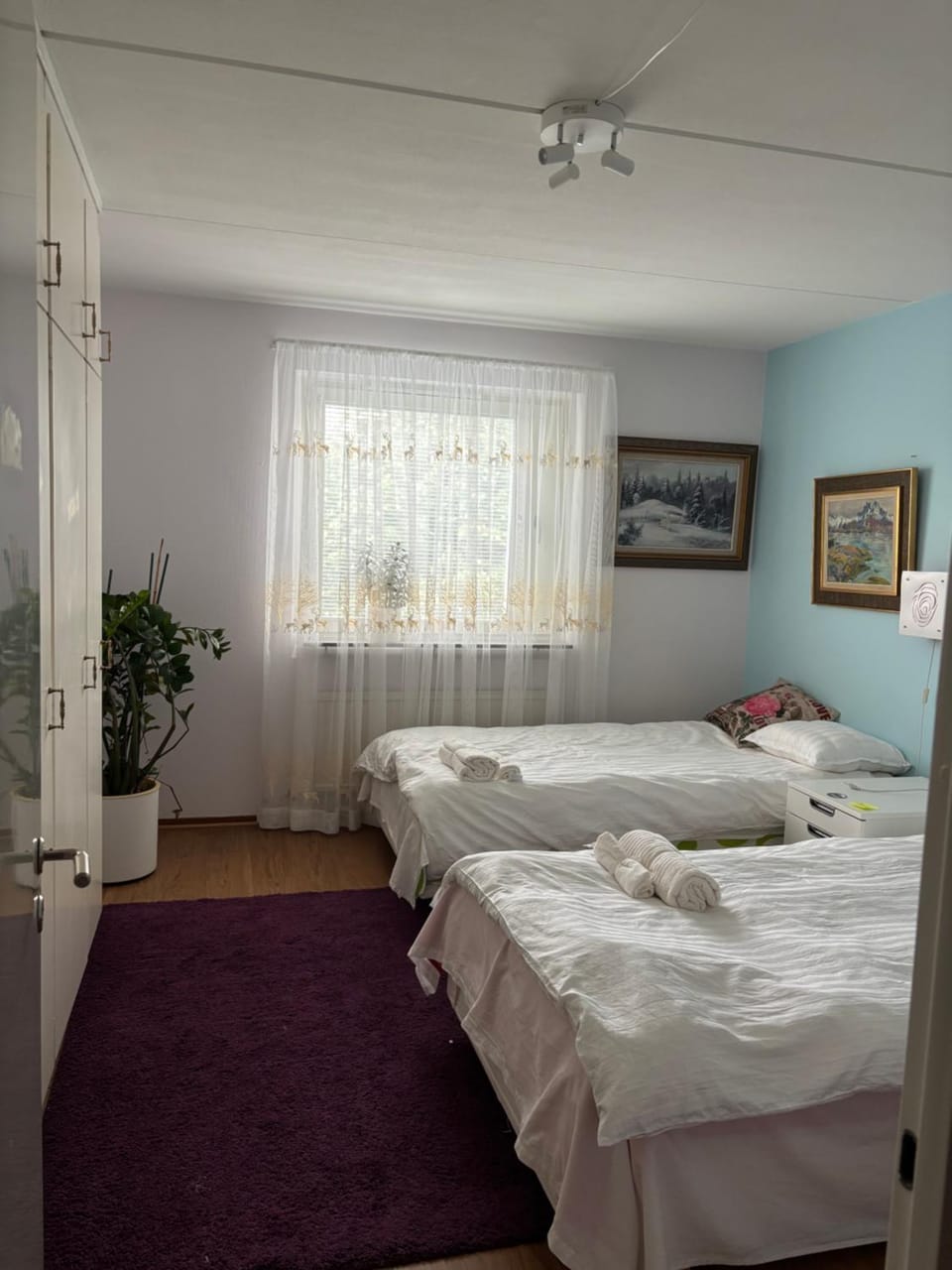 Bed, Bedroom, towels