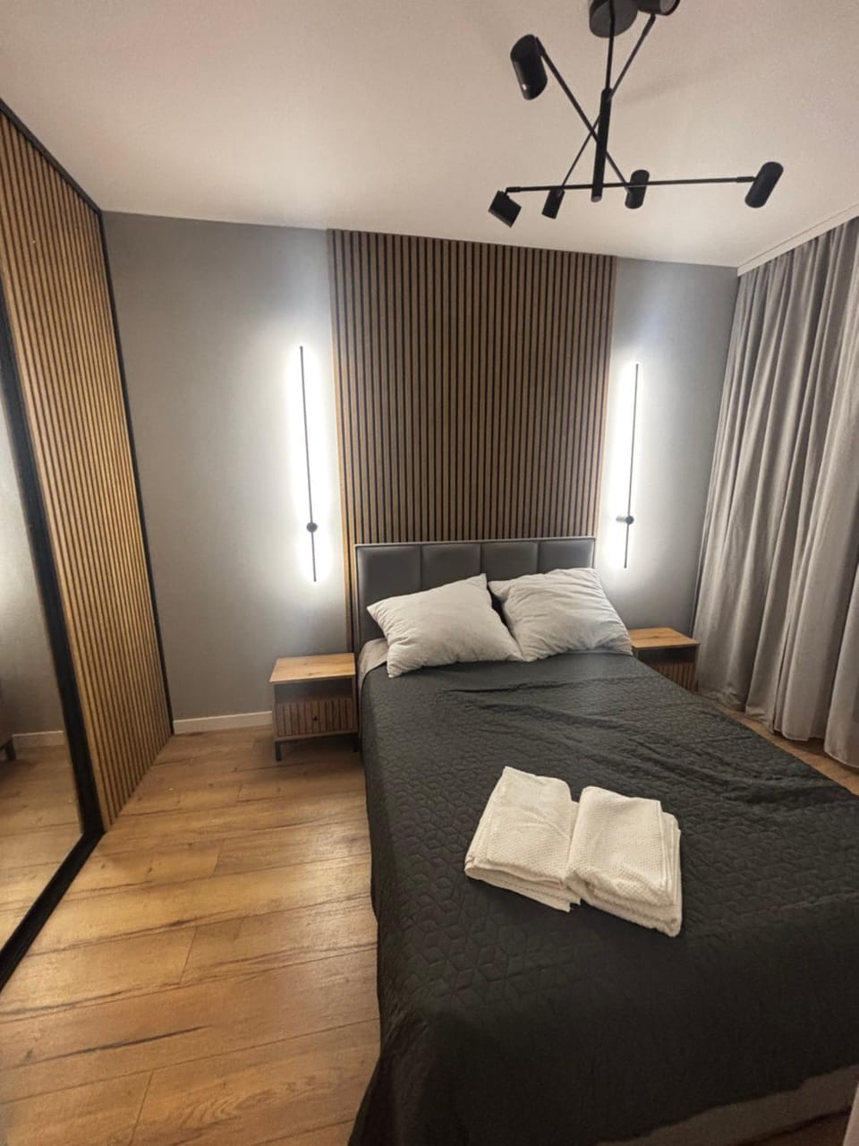 Bed, Bedroom, towels