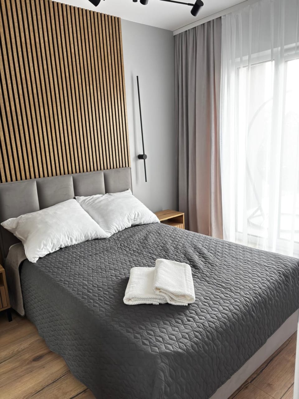 Bed, Bedroom, towels