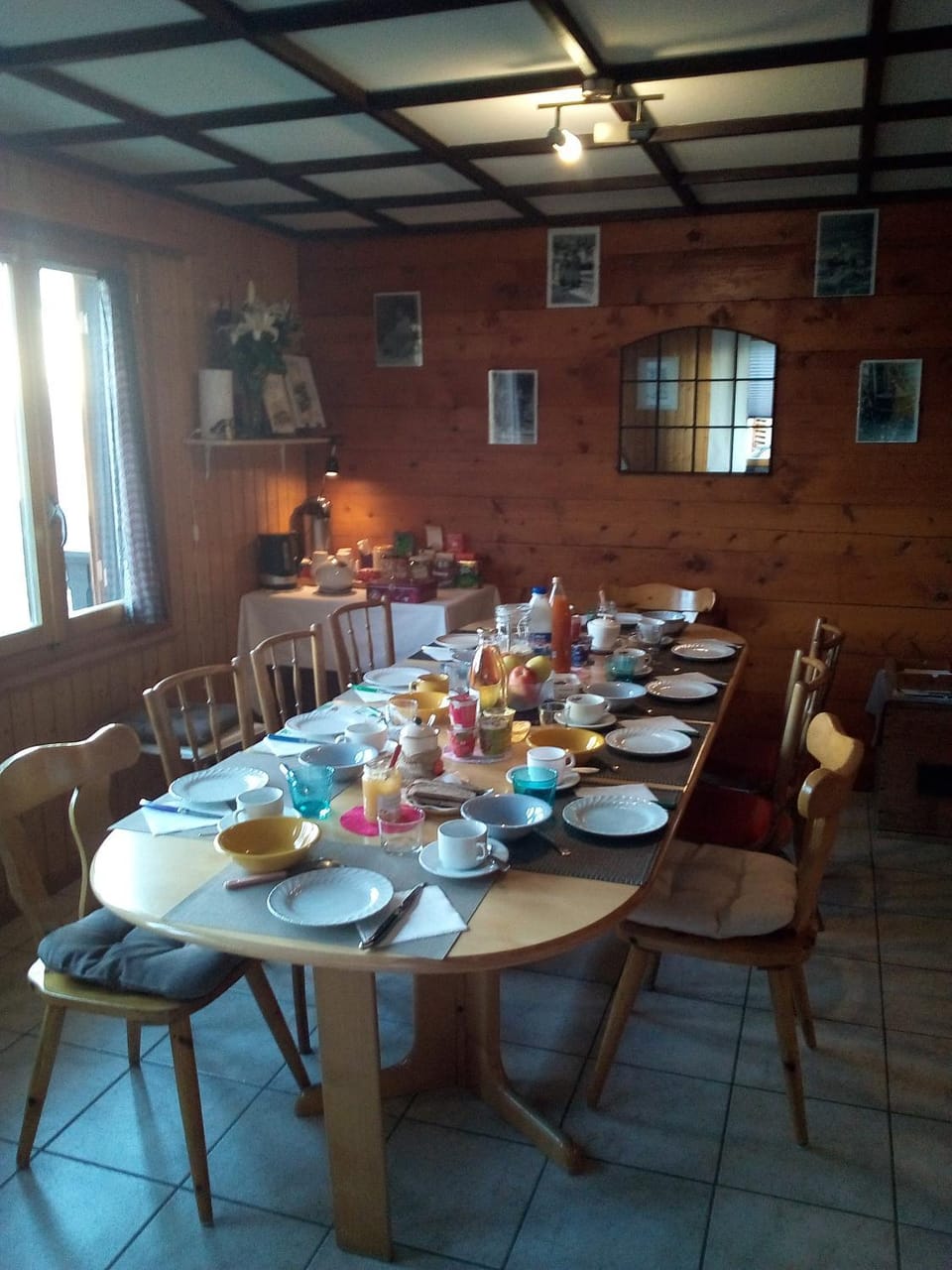 Property building, Restaurant/places to eat, Living room, Food and drinks, Banquet/Function facilities, Seating area, Dining area, Food, Continental breakfast, Lunch, Dinner, Drinks