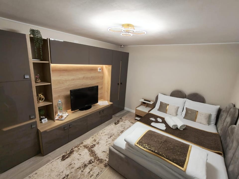 Communal lounge/ TV room, TV and multimedia, Bedroom, towels, air conditioner, air conditioner