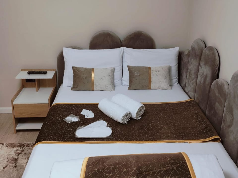 Bed, towels