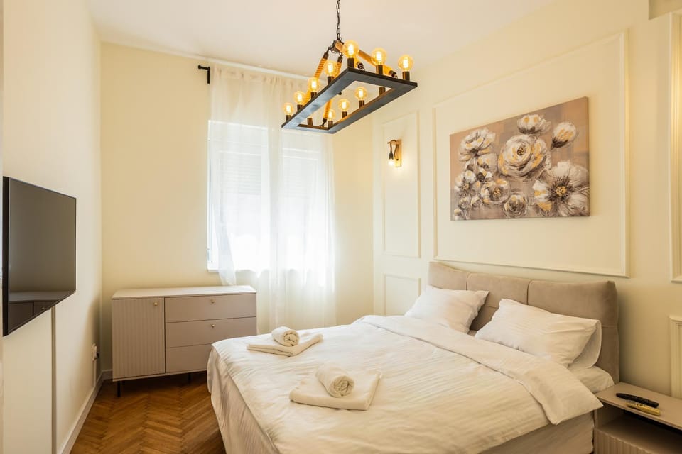 Photo of the whole room, Bedroom